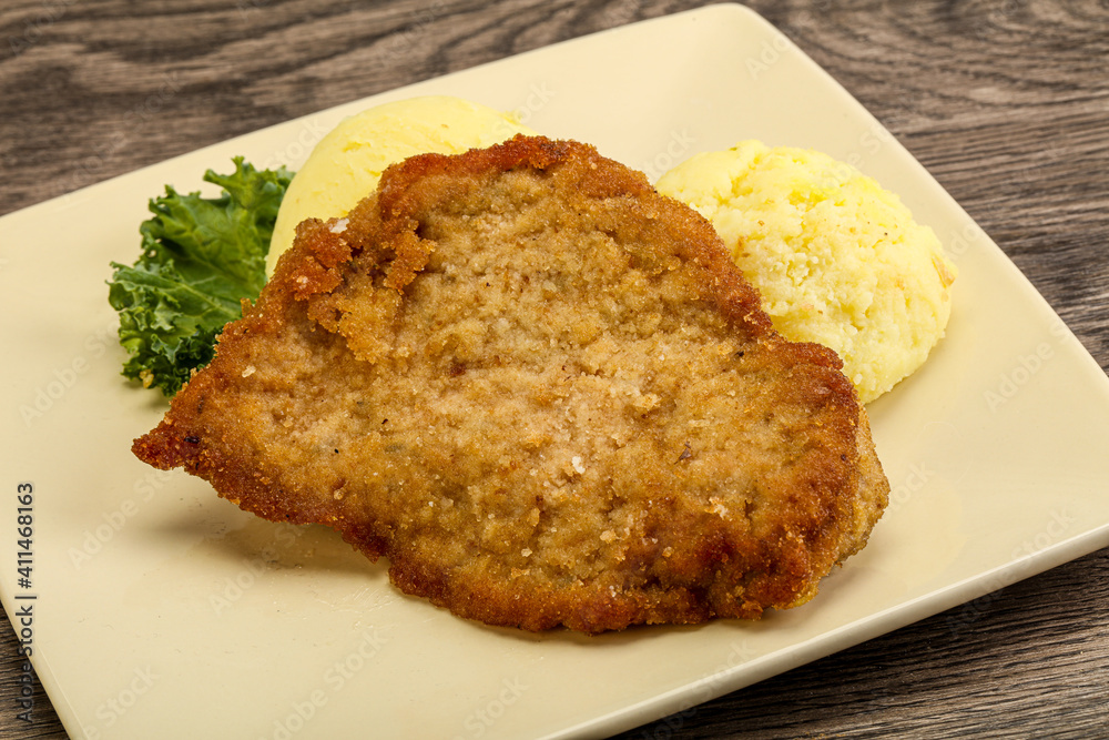 Crispy chicken schnitzel with mashed potato Crispy chicken schnitzel with mashed potato