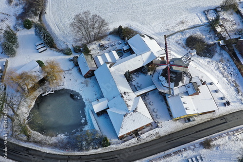 Hamburg Kirchwerder, Riepenburger Mühle im Winter mit Schnee. Luftaufnahme mit Drohne.
