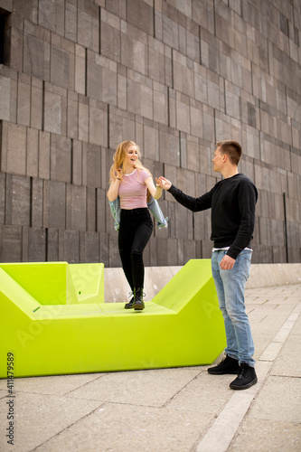 Young couple of students ha...