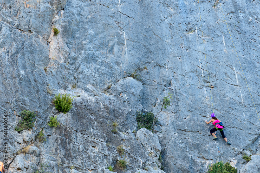 Gente practicando la escalada en una pared de roca cerca de la población de Jérica, en la provincia de Castellón. Comunidad Valenciana. España. Europa Gente practicando la escalada en una pared de roca cerca de la población de Jérica, en la provincia de Castellón. Comunidad Valenciana. España. Europa