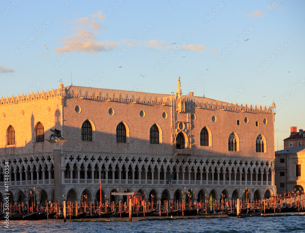 Blick vom Bacino di San Marco auf den Dogenpalast und der Piazzetta am Abend, Venedig