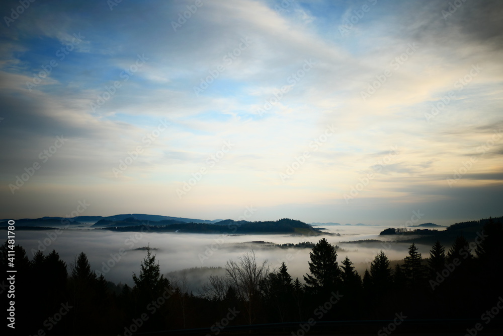 Sonnenaufgang in den Bergen, Nebel im Tal