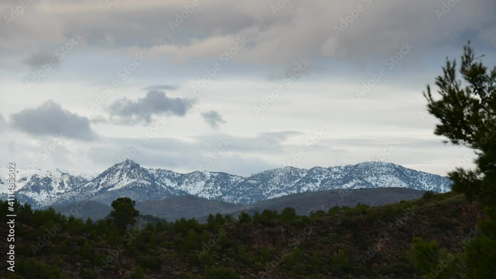 Time lapse de nubes de tormenta evolucionando sobre la sierra de Espadán nevada, en la provincia de Castellón. Comunidad Valenciana. España. Europa