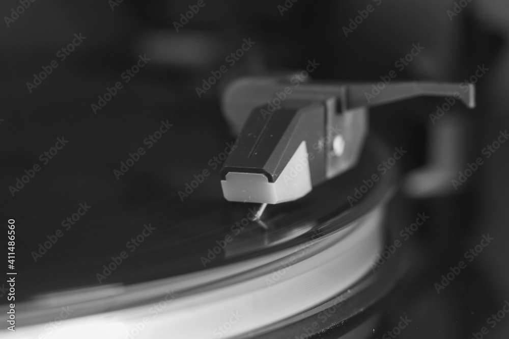 reproduciendo un disco de vinilo reproduciendo un disco de vinilo