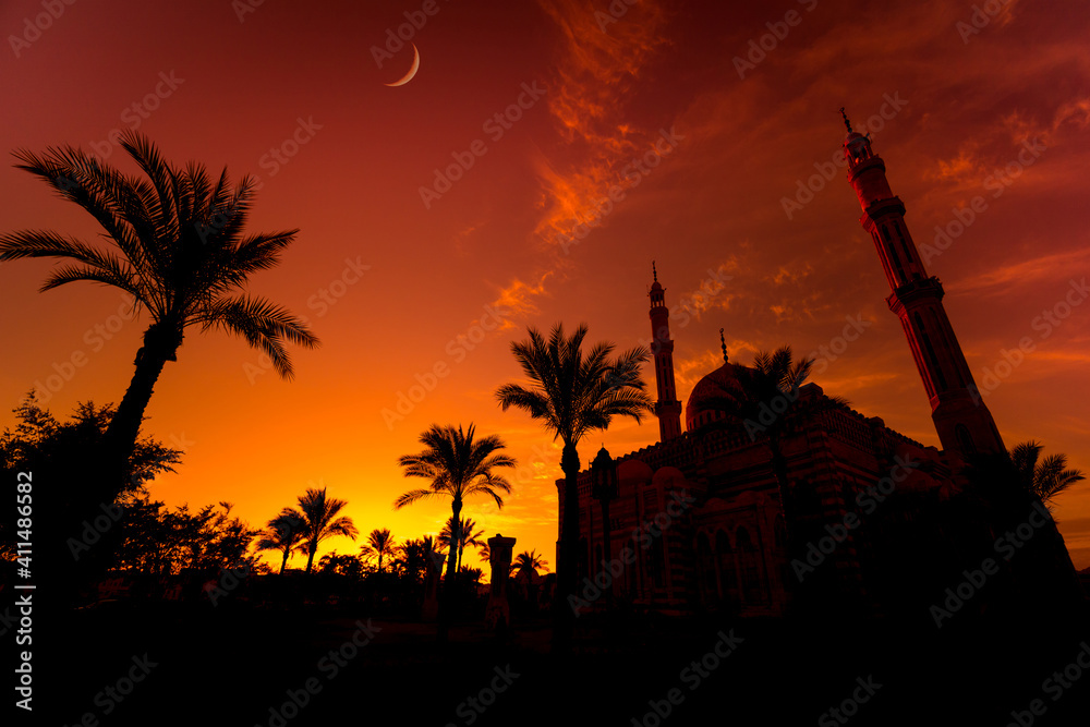 Obraz premium Beautiful large Islamic mosque at the sunset sky background
