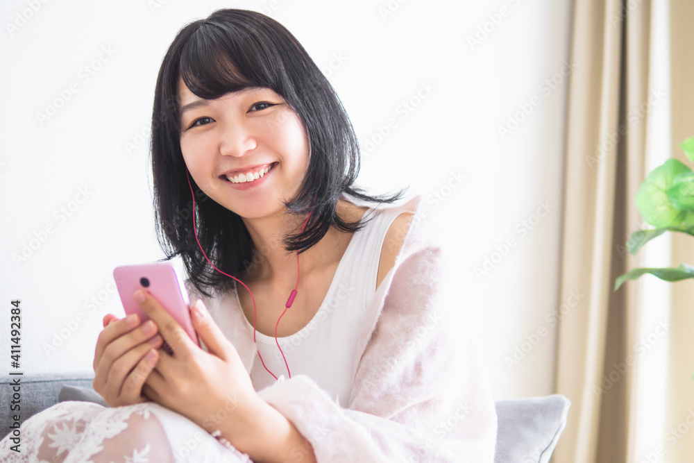 休日にリラックスする若い女性のイメージ