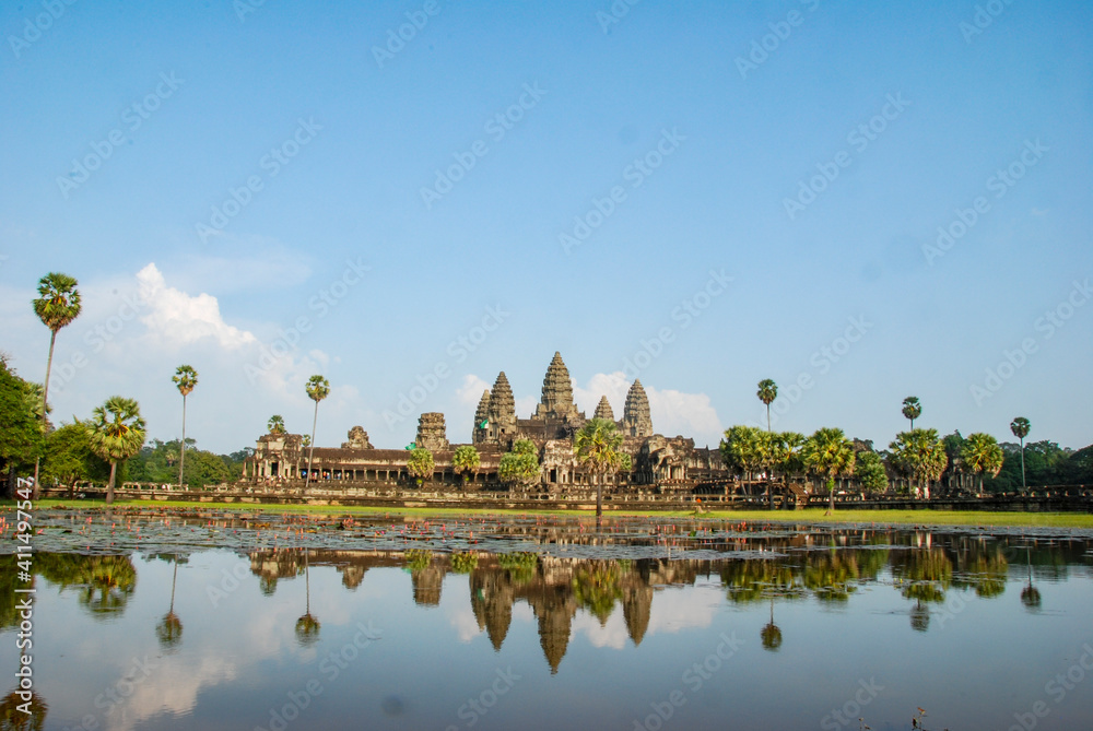 Obraz premium 昼間のアンコールワットと、池に写ったアンコールワット、リフレクション