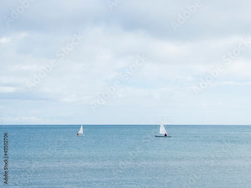 Dos barcos de vela en un dia tranquilo de invierno con nubes
