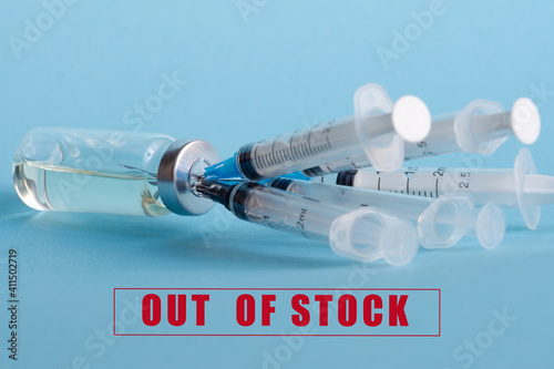 Schilderij op canvas An ampoule with medicine and five syringes stuck in the bottle cap, on the background of the inscription: out of stock