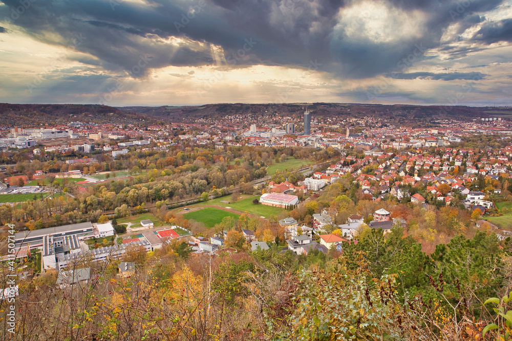 Blick von der Saale Horizontale auf das Hochhaus Jentower in Jena, Thüringen, Deutschland Blick von der Saale Horizontale auf das Hochhaus Jentower in Jena, Thüringen, Deutschland
