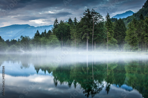 Seelandschaft mit Bodennebel