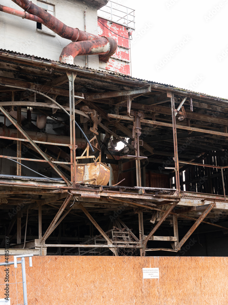 Altes marodes Schotterwerk in der Schweiz Altes marodes Schotterwerk in der Schweiz
