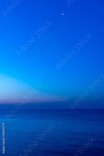 夜明け前の東京湾の水平線 © icebergpicture