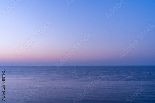 Wallpaper Mural 夜明け前の東京湾の水平線 Torontodigital.ca