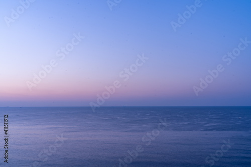 夜明け前の東京湾の水平線 © icebergpicture