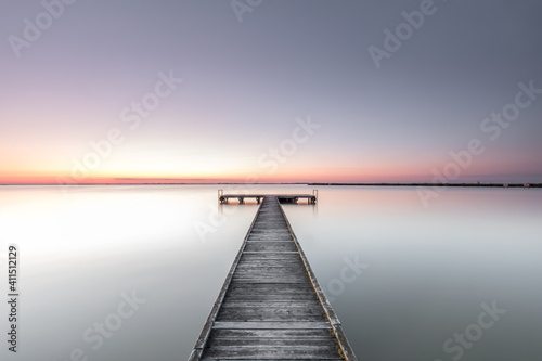 Fototapeta Naklejka Na Ścianę i Meble -  Bootssteg im Sonnenaufgang