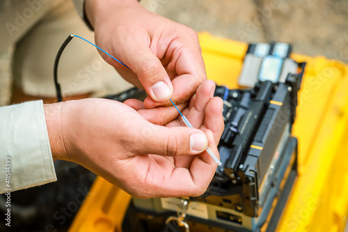 Canvastavla Fiber Optic Fusion Splicing Cable checking signal and Wire connection with Fiber Optic Fusion Splicing machine