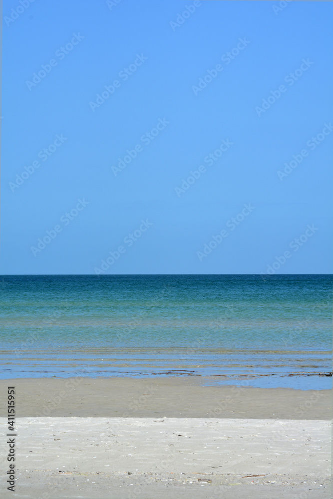 Fototapeta premium Schöner, einsamer Strand am Darßer Ort, Fischland-Darß-Zingst, Mecklenburg-Vorpommern