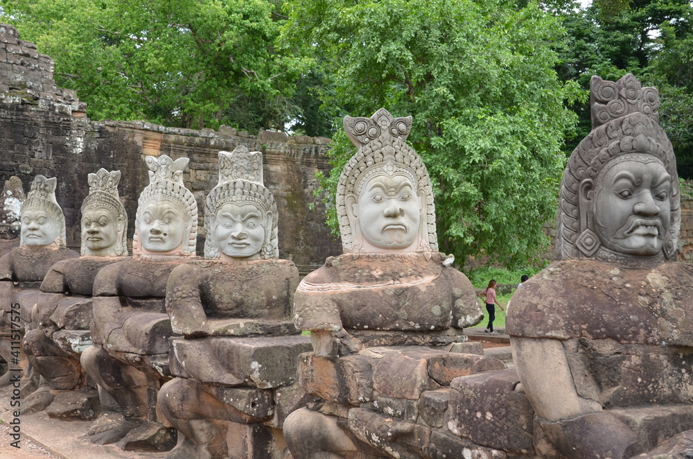 DIVINITÉS BOUDDHISTE SOUTENANT LE SERPENT NAGA ENTRÉ DU TEMPLE D'ANGKOR THOM DIVINITÉS BOUDDHISTE SOUTENANT LE SERPENT NAGA ENTRÉ DU TEMPLE D'ANGKOR THOM