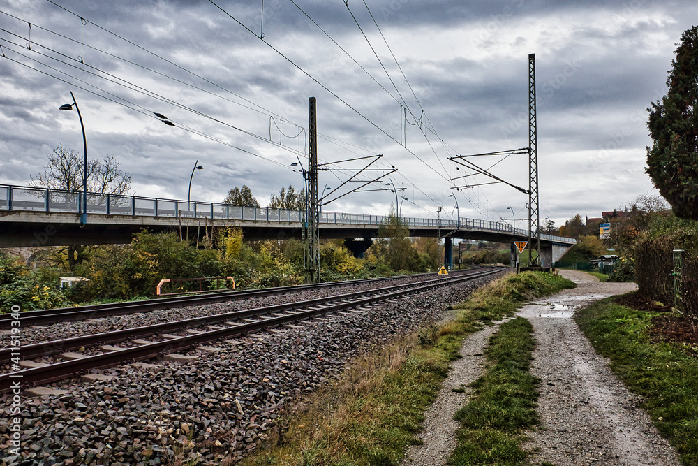 Strom Leitung, Oberleitung mit Wolken Himmel an der Bahnstrecke Jena Saalfeld, Thüringen, Deutschland 