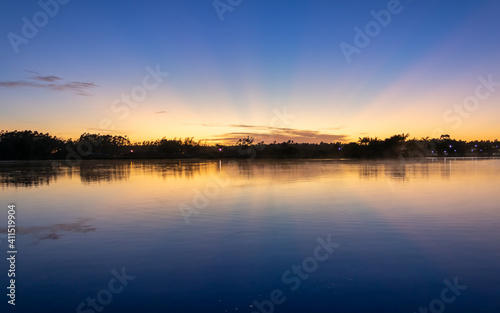 Nascer do sol na lagoa de fora na cidade de Balneário Gaivota em Santa Catarina, Brasil. © studioneeby