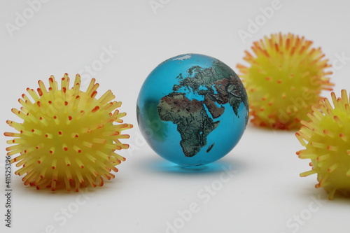 Erdkugel zwischen Corona-Viren