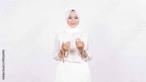 Asian muslim woman wearing prayer beads pray in white background