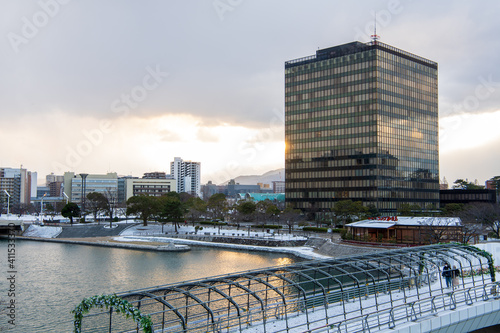 雪の鴎外橋と北九州市庁舎