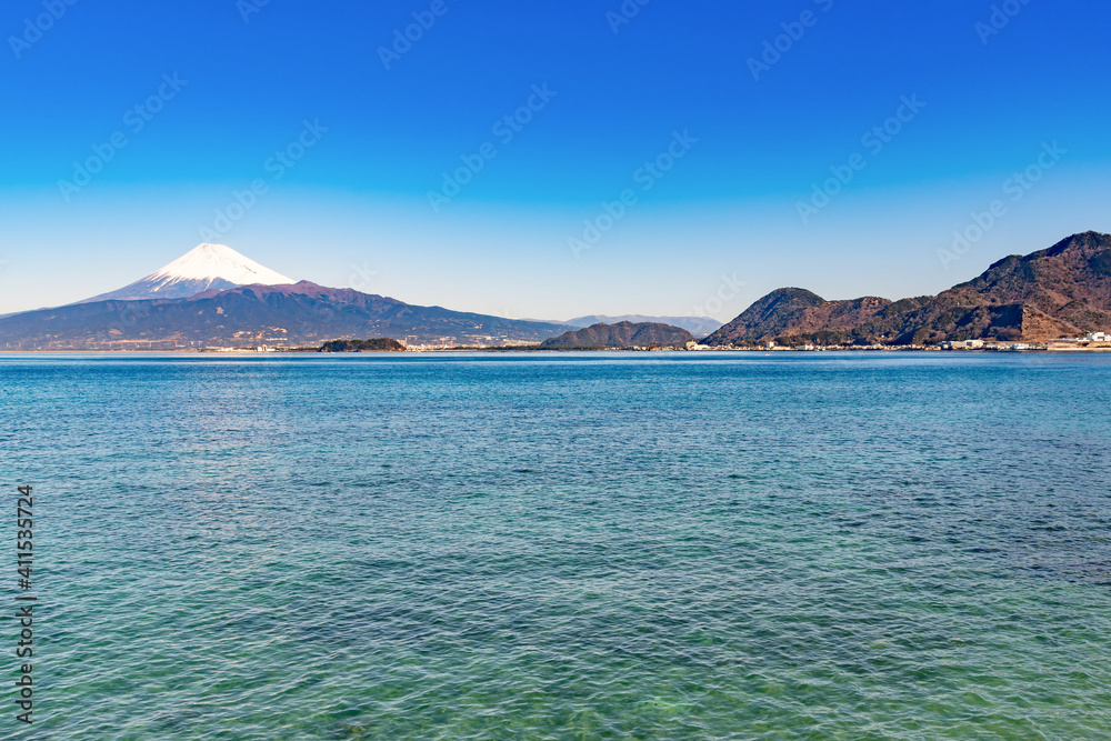 静岡県沼津市西浦の海岸と富士山