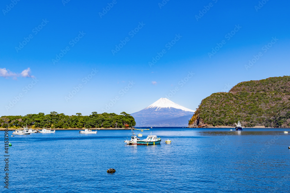 Obraz premium 静岡県沼津市戸田 戸田漁港から見た富士山