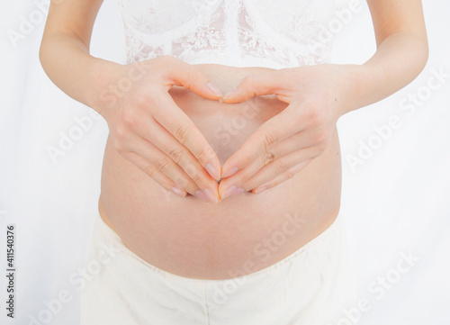 Wallpaper Mural 妊娠中の女性　白背景 Torontodigital.ca