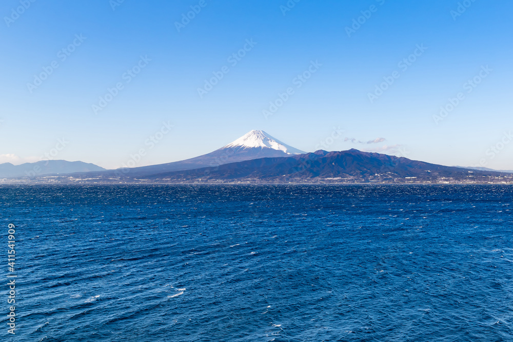 静岡県沼津市 暴風による荒波の駿河湾と富士山の夕景 静岡県沼津市 暴風による荒波の駿河湾と富士山の夕景