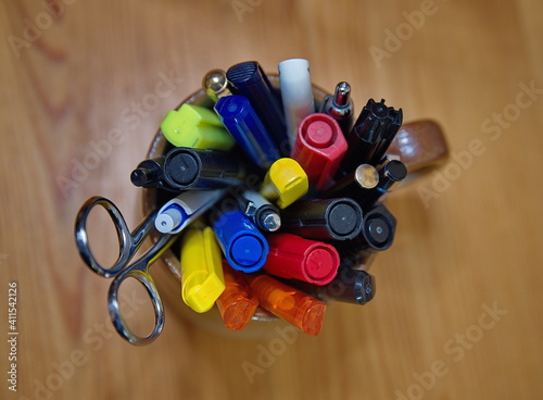 Stifte und Schere auf einem Schreibtisch im Homeoffice