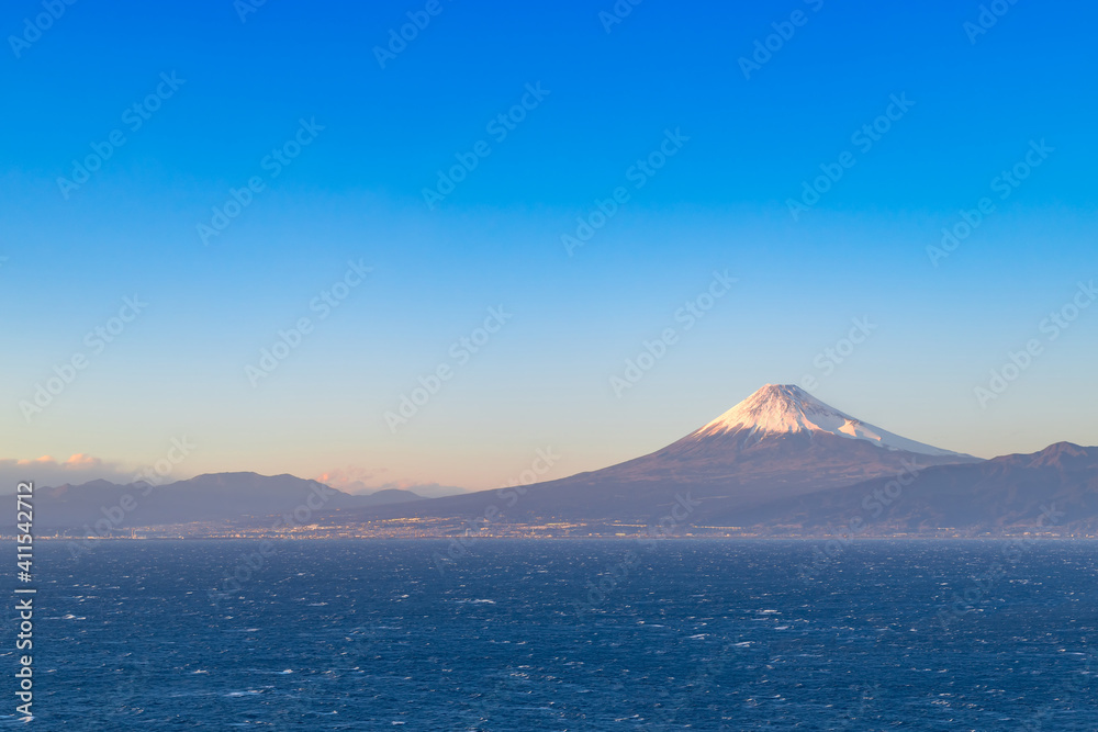 静岡県沼津市戸田　出逢い岬から見た富士山の夕景　暴風による荒波