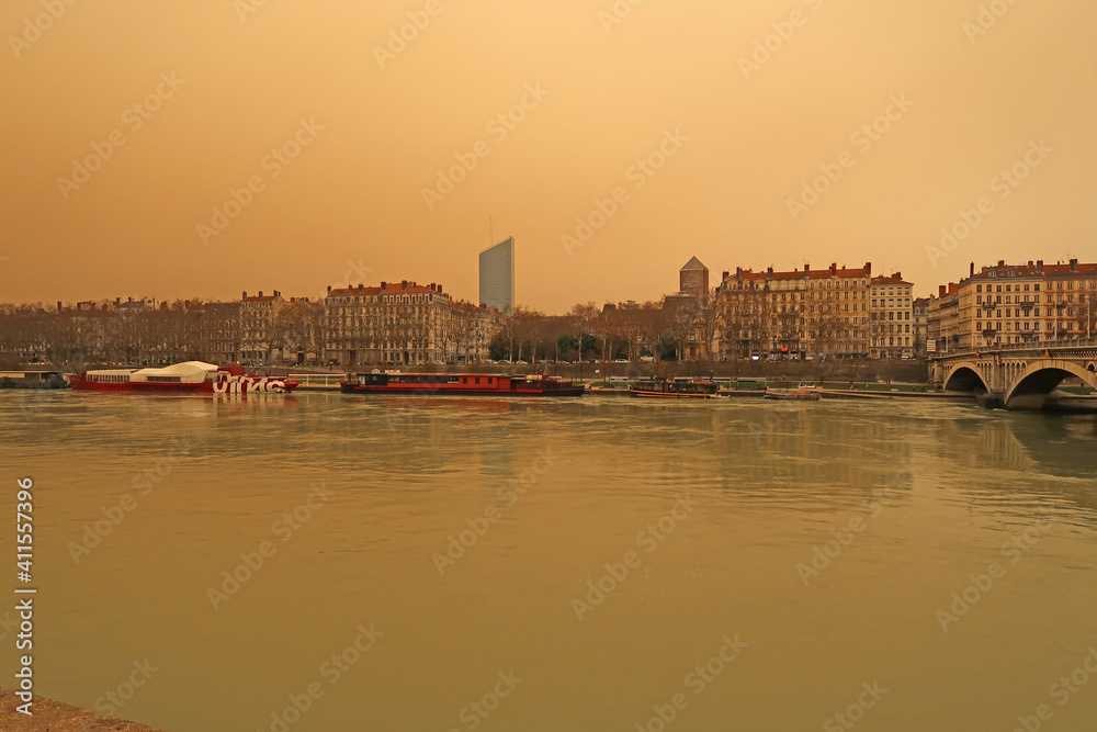 Obraz premium Balade lyonnaise sous un ciel Saharien