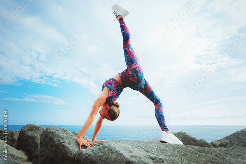 Tableau sur toile Beautiful blonde girl posing in trendy sportswear