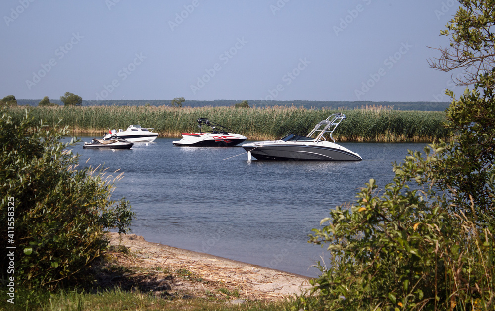 Obraz premium boats moored to the shore are moored
