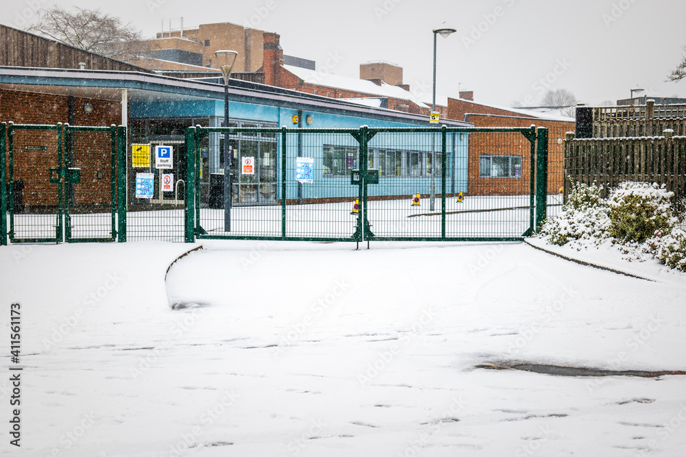 Naklejka premium Primary school gates shut under winter snow during covid lockdown