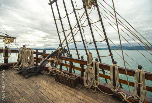 barco velero donde se ven los mástiles y las cuerdas y cabos de cubierta . O barco antiguo de madera o viajando en barco de vela
