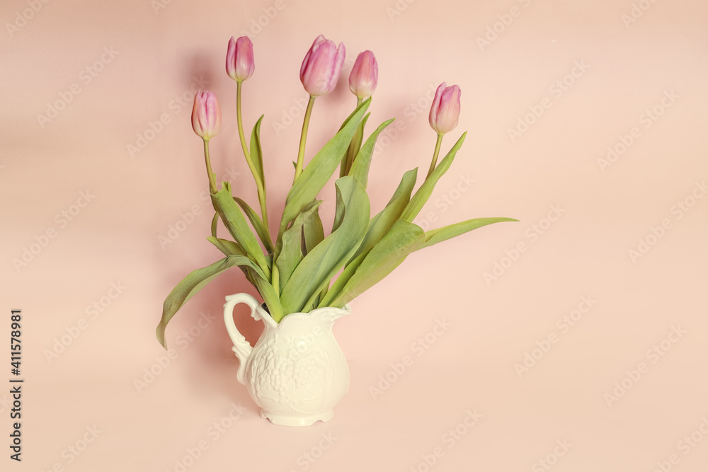 Obraz premium bouquet of tulips on pastel background