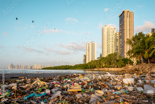 Φωτογραφία contaminated beach skyline