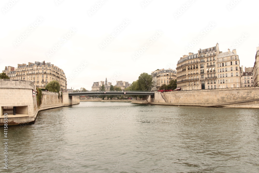 Vue depuis la Seine, Paris