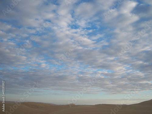 Vue sur le désert avec ciel nuageux
