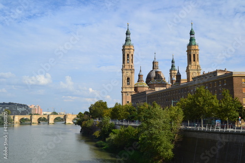 : Panorámica de la basílica del Pilar y el Rio Ebro en Zaragoza España.