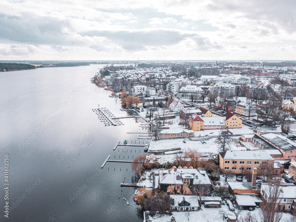 Stadt am See im Winter mit Bootsanleger