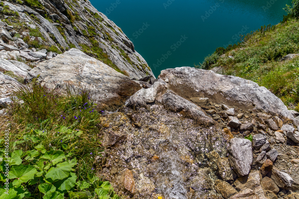 Felsen an einem Gebirgssee