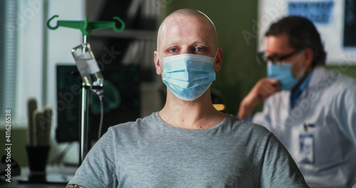 Canvastavla Bald man in mask looking at camera during chemotherapy