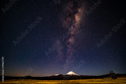 Der Sternenhimmel über dem Mt. Ngauruhoe im Tongariro Nationalpark auf der Nordinsel Neuseelands. Hier lässt sich mit dem 
