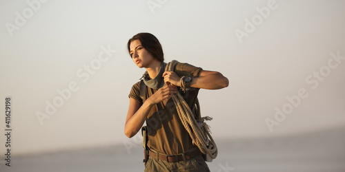 Fotografie Adventurer Treasure Hunter with a Rope in Desert