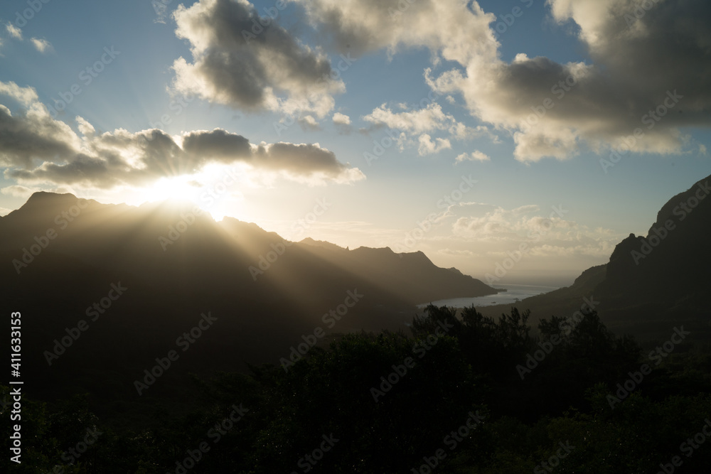 Sonnenaufgang auf der Insel Moorea - Französisch Polynesien.